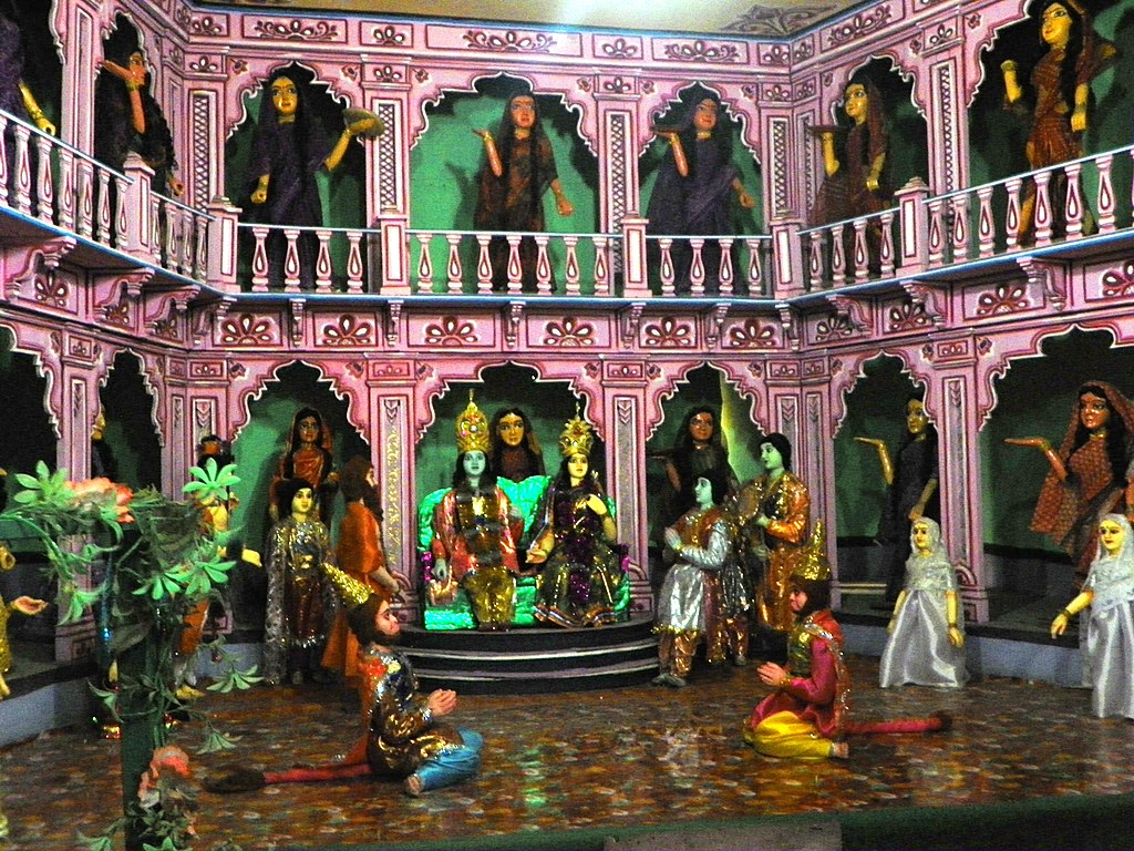 1024px-Varanasi_25_-_figurines_in_Tulsi_Manas_mandir_(37463372754)